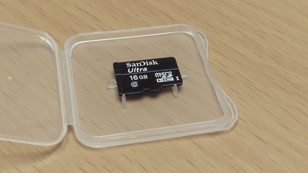 microSDカードはSanDisk、容量は16GBでClass10。信頼できるメーカーのものが付属しているのはとても嬉しいですね。