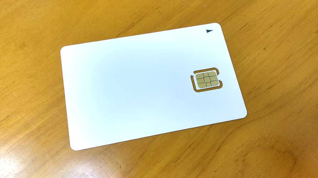 真っ白なMVNO用SIMカード