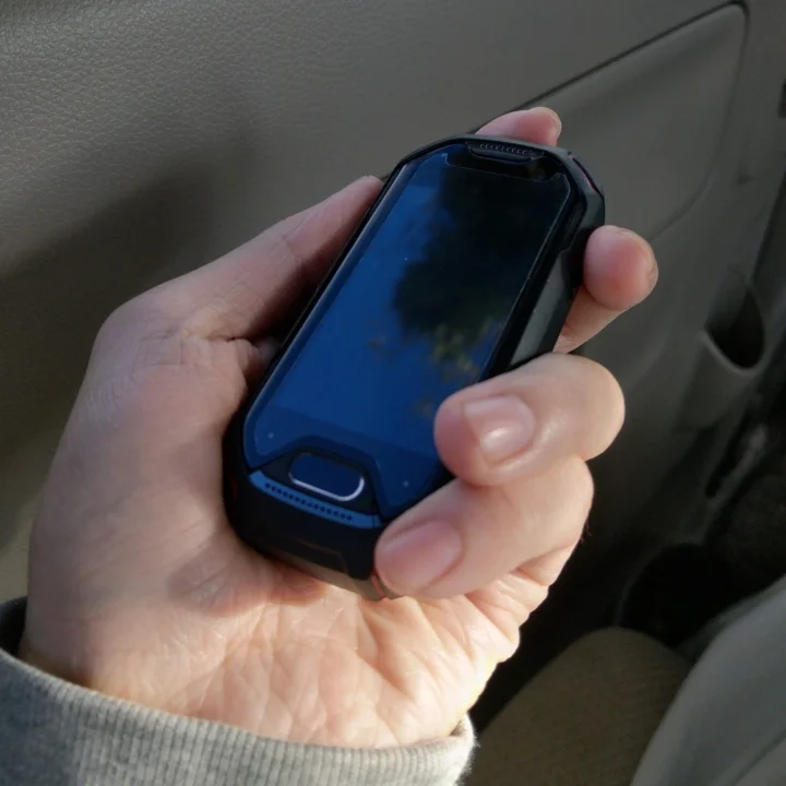 スマートフォン/携帯電話atom unihertz android 2.5インチディスプレイ　防塵防水