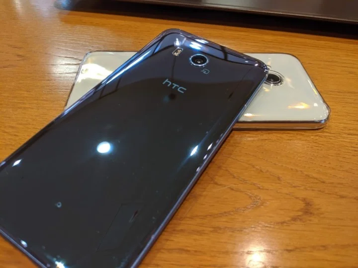 HTC 601 u11  　きれい！　カメラ評価高　Android